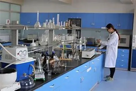 Kvinne som jobber i et laboratorium