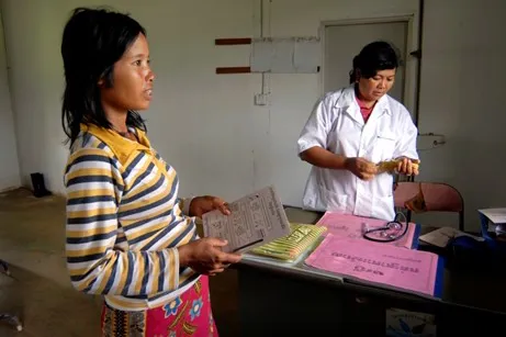 To kvinner på legekontor i Kambodsja