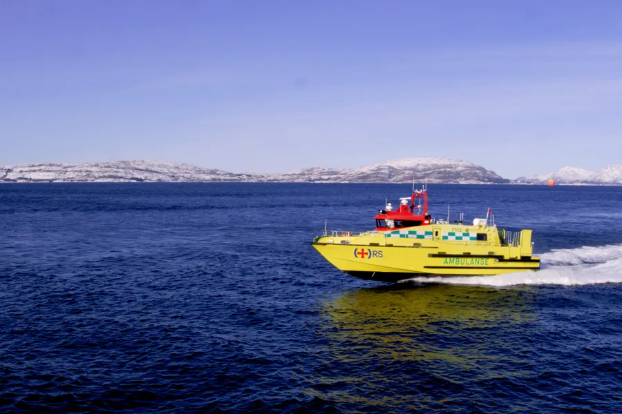 Ambulansebåt kjører fort på havet