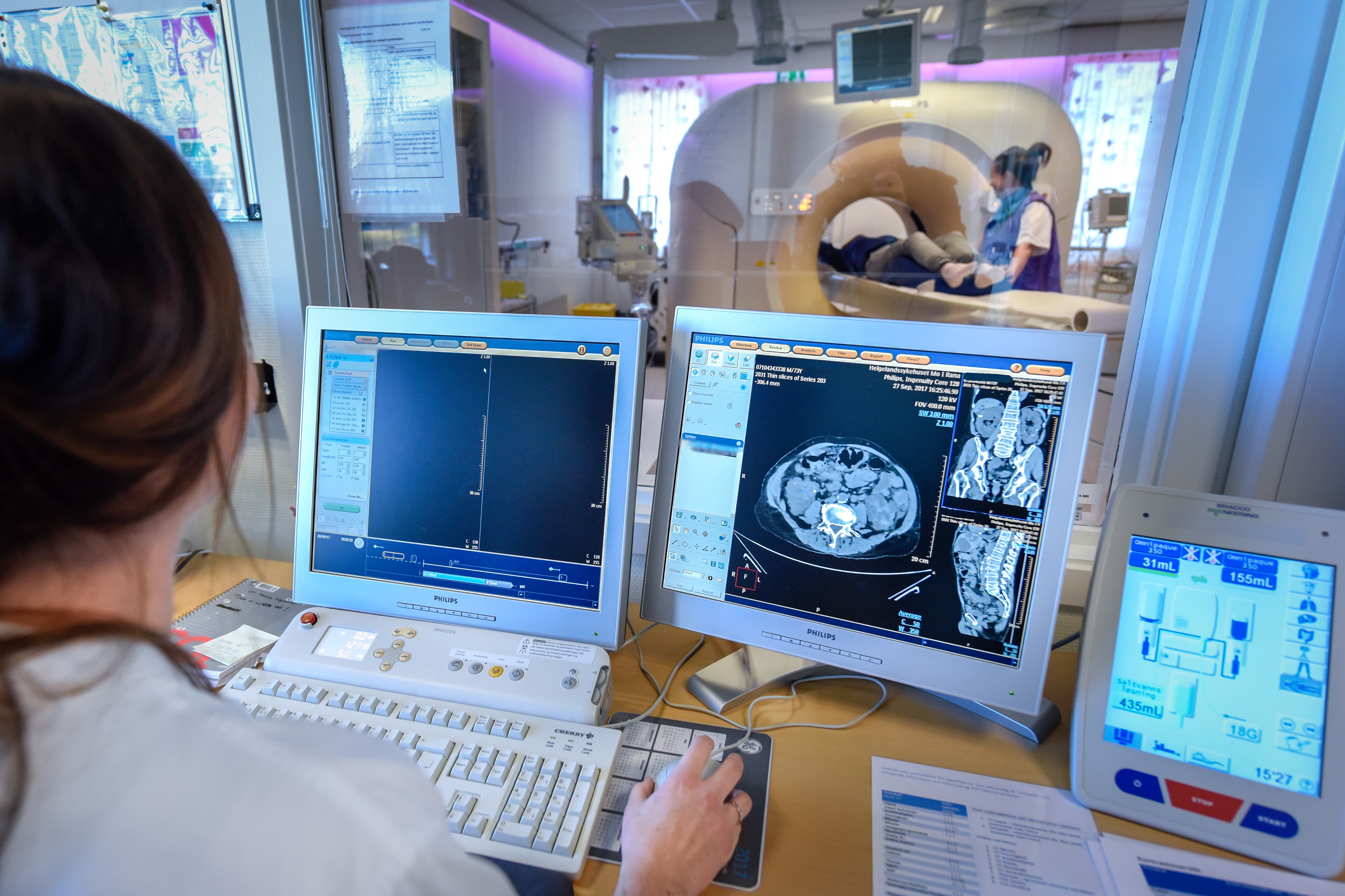 En person som bruker en datamaskin
