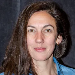 En person med langt hår