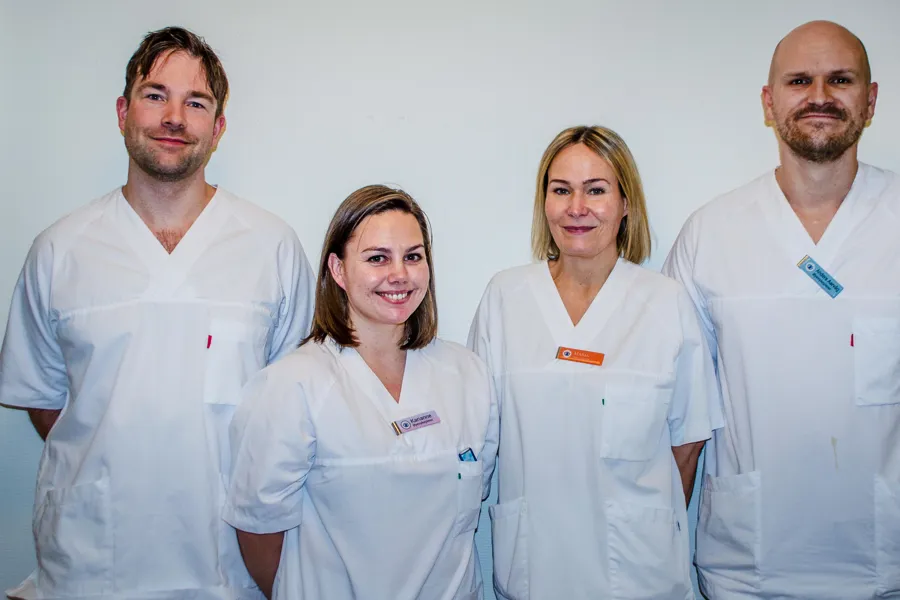 En gruppe mennesker iført hvite laboratoriefrakker