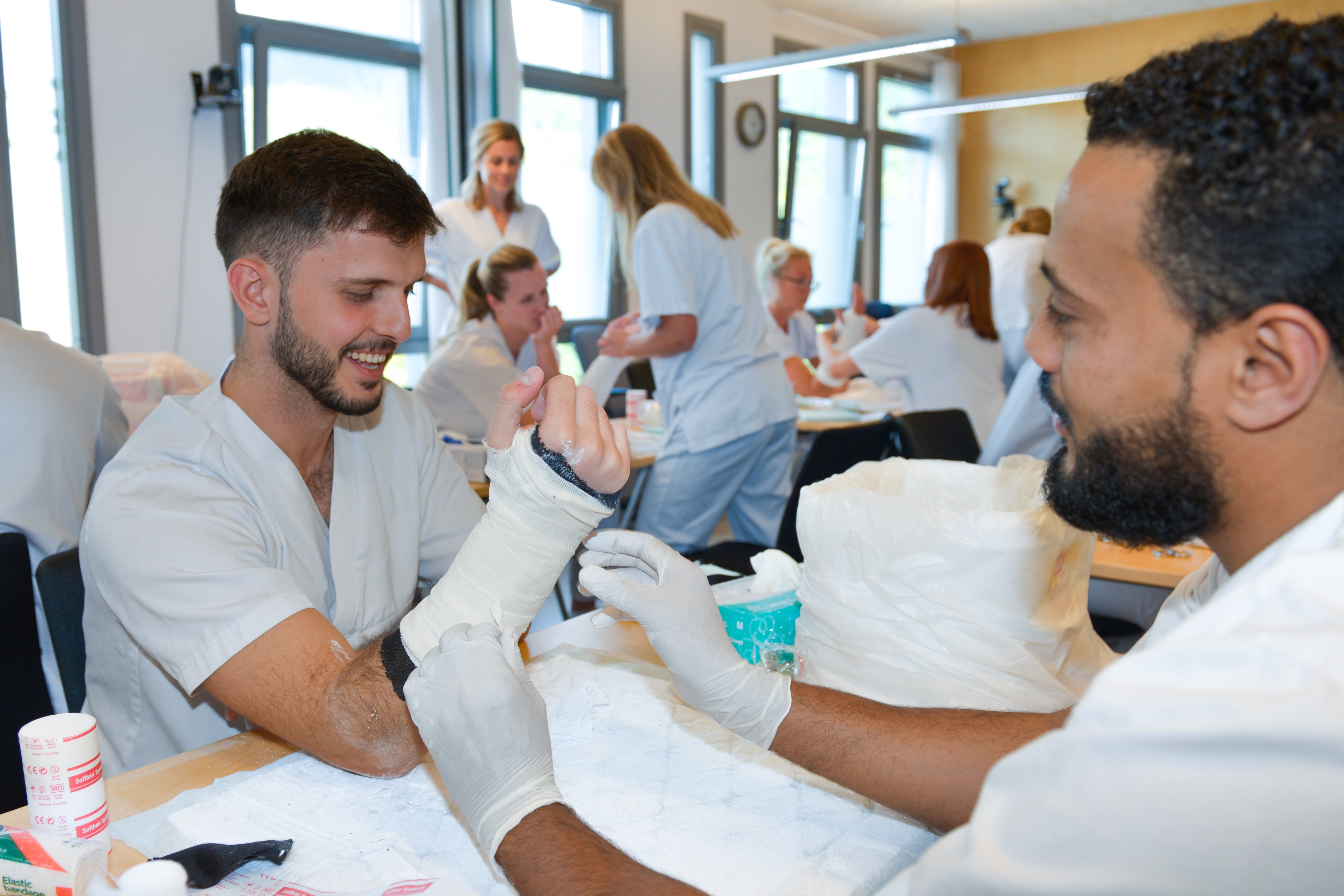 En gruppe mennesker i et laboratorium