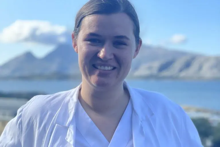 En mann som smiler til kameraet