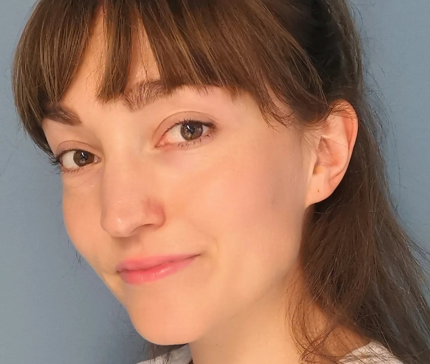 Et nærbilde av en kvinne