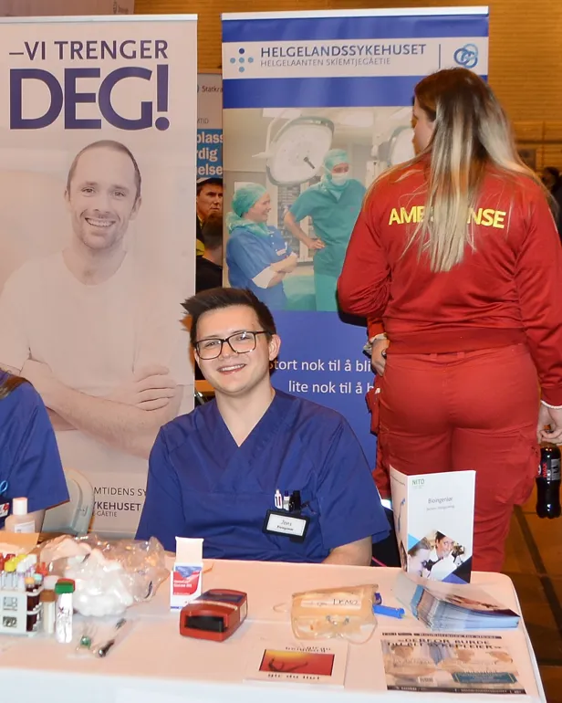 En gruppe mennesker ved et bord