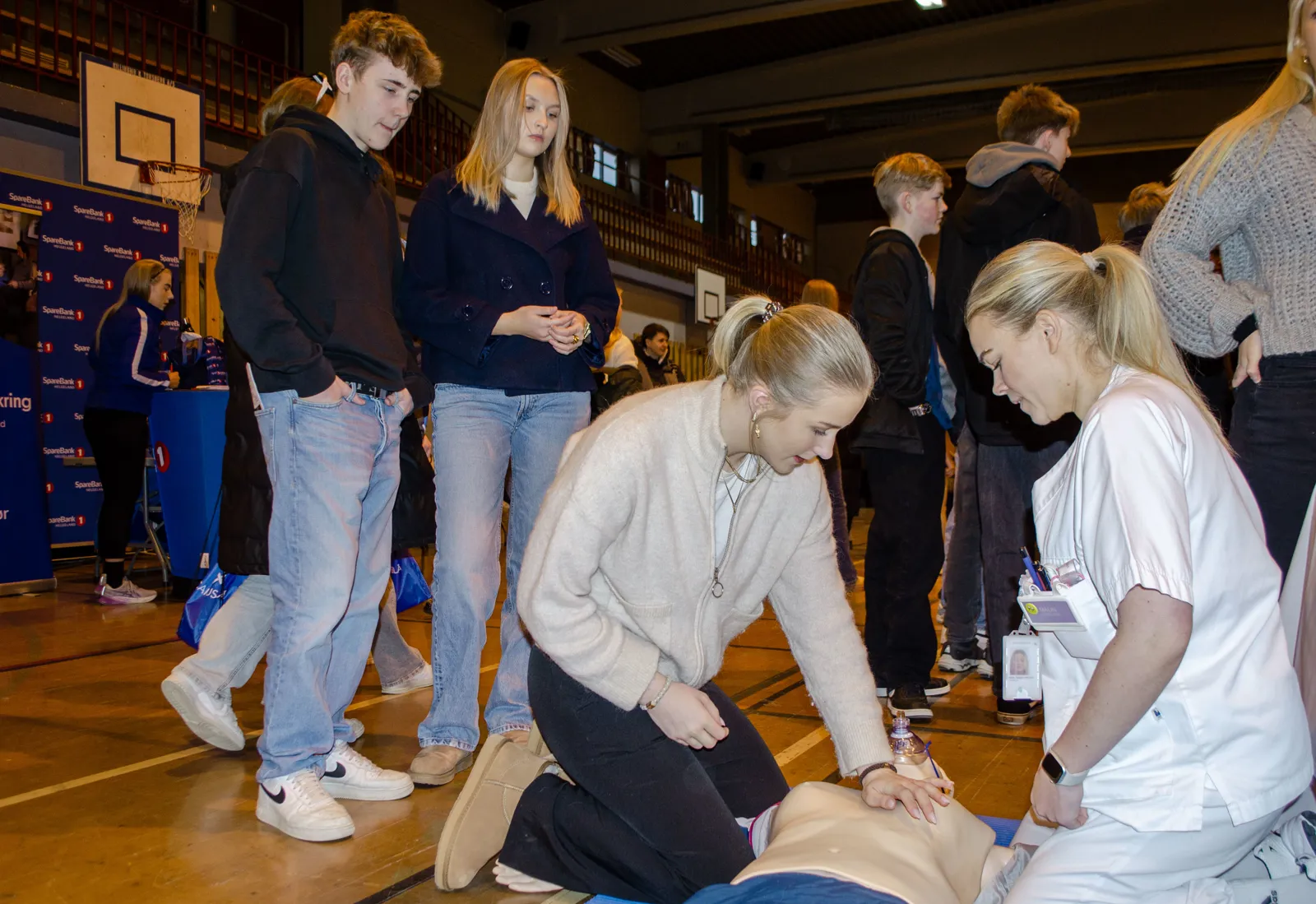En gruppe personer i et rom
