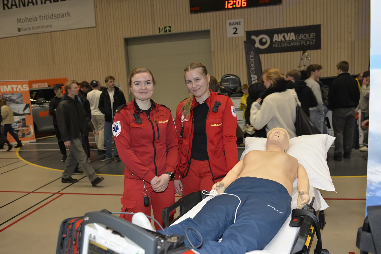 To damer i ambulanseklær
