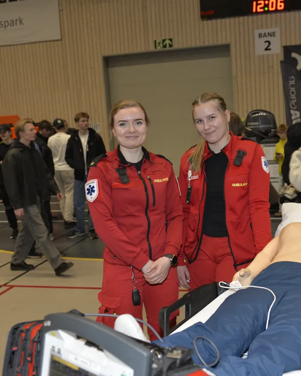 To damer i ambulanseklær