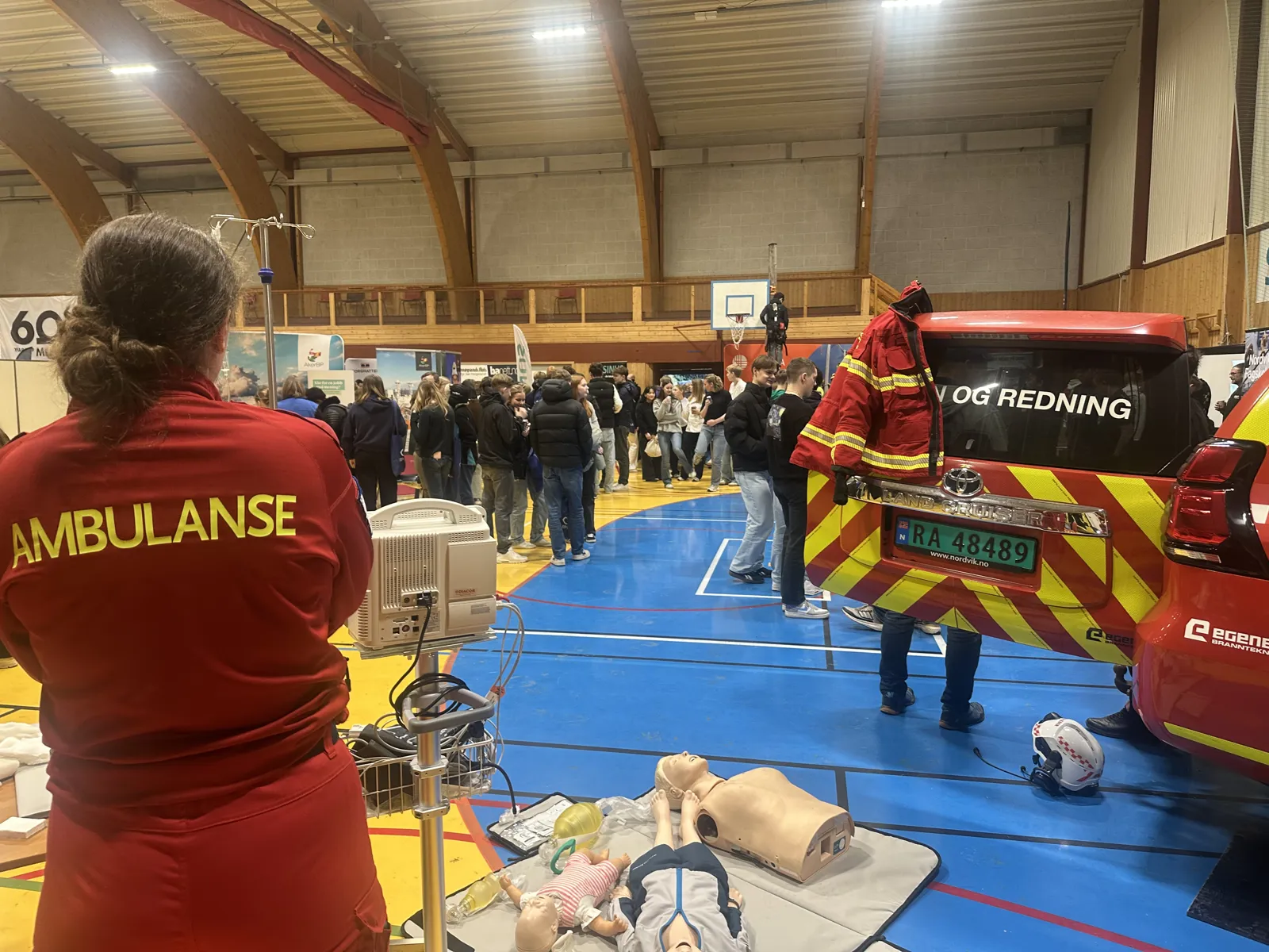 En gruppe personer i et rom