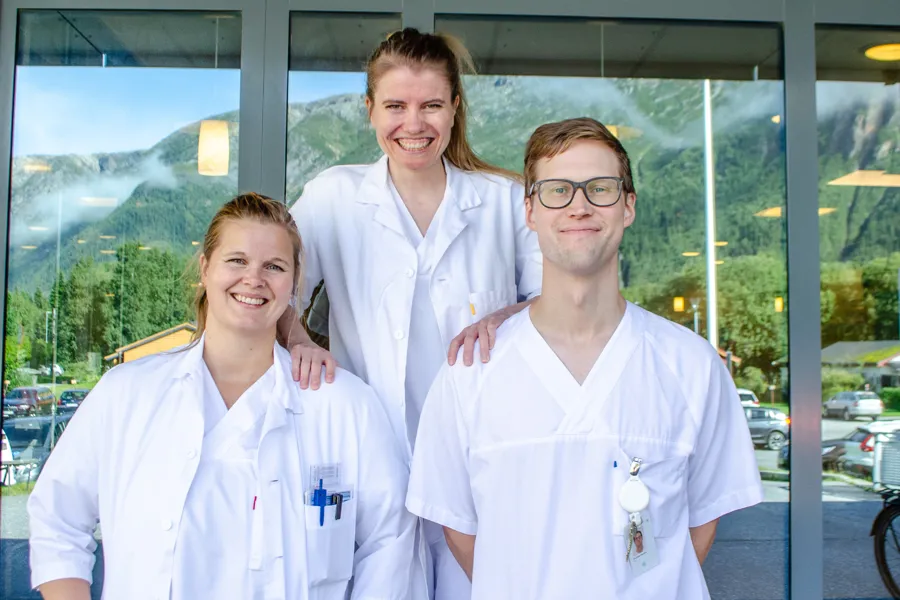 En gruppe mennesker iført hvite laboratoriefrakker