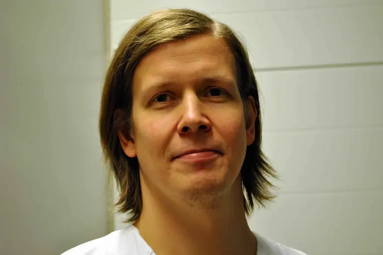 En person med langt hår