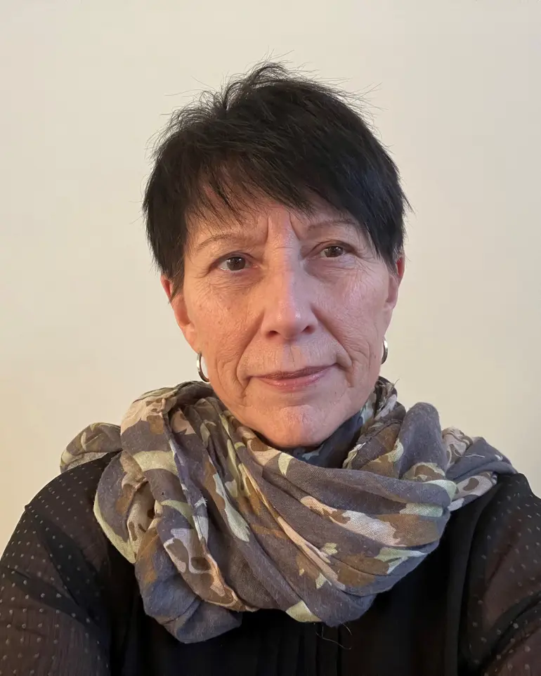 En mann med skjerf