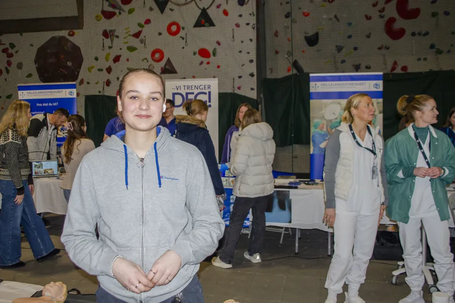 En person som står foran en gruppe mennesker