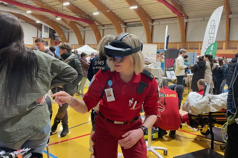 En person i rød drakt
