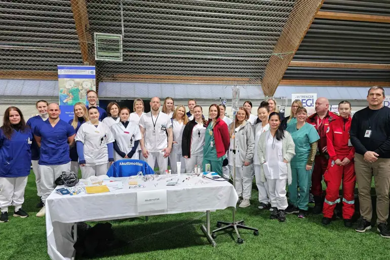 En gruppe mennesker som poserer for et bilde