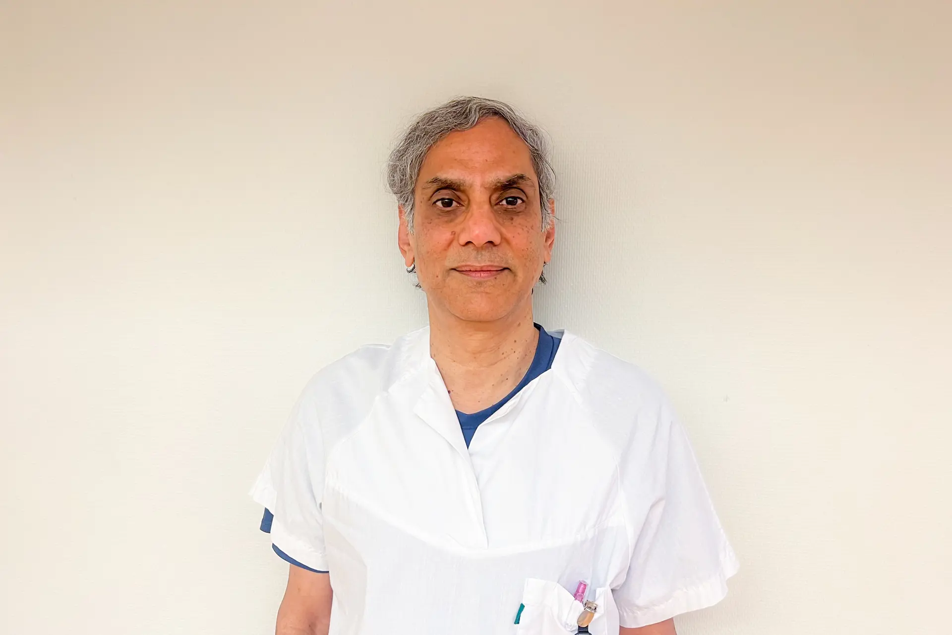 En mann i hvit skjorte