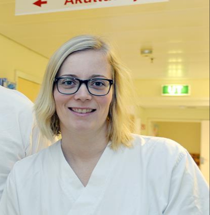 Dame med blondt langt hår og briller