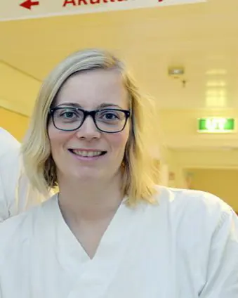 Dame med blondt langt hår og briller