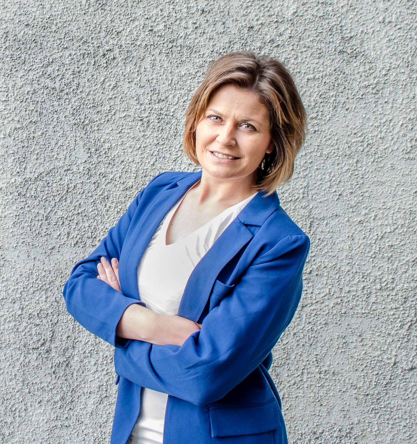 En person som folder armene