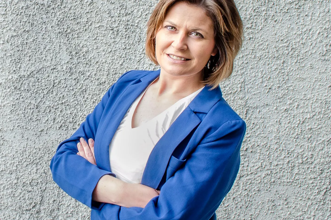 En person som folder armene