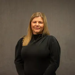 Dame med lyst hår ser inn i kamera