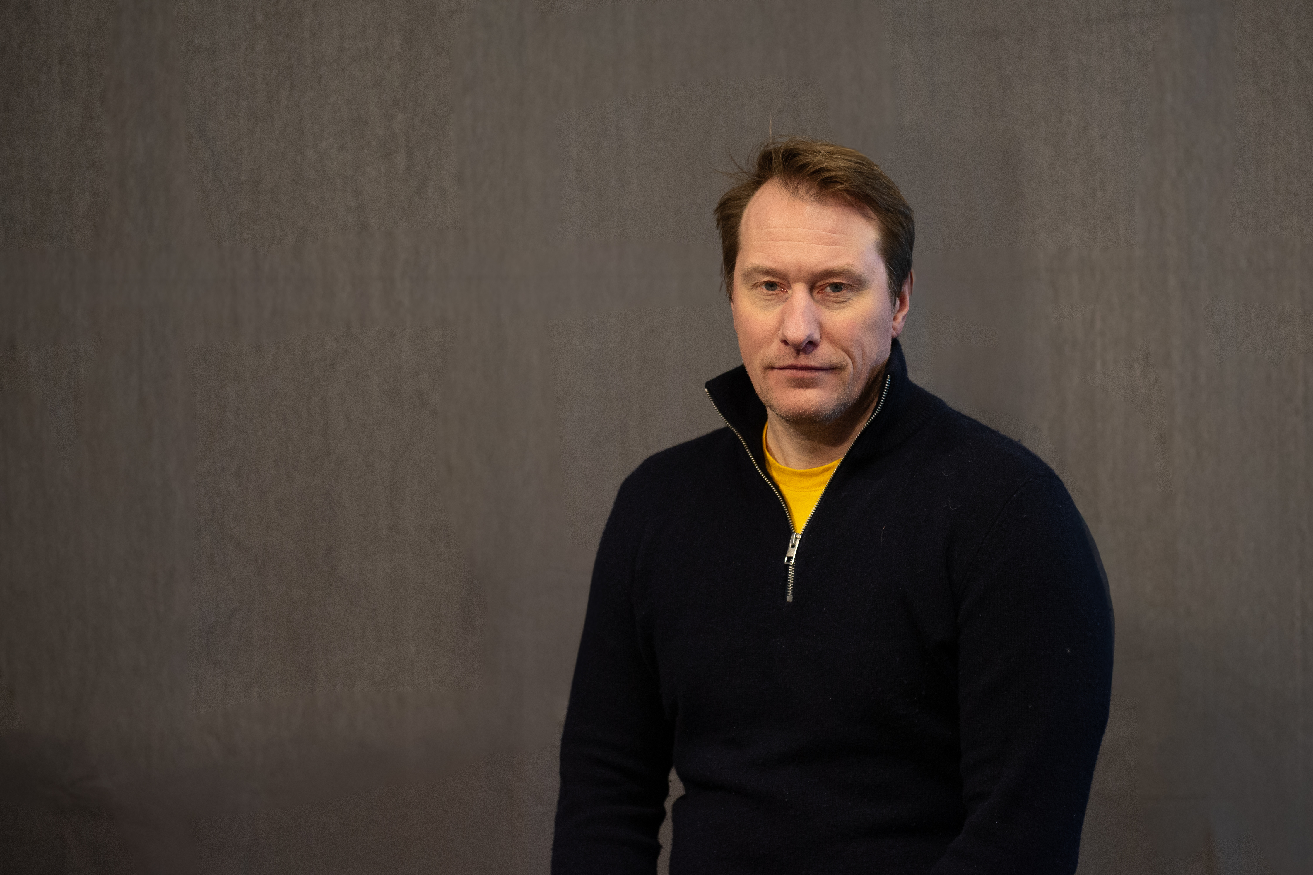 Mann med kort hår poserer for et portrett