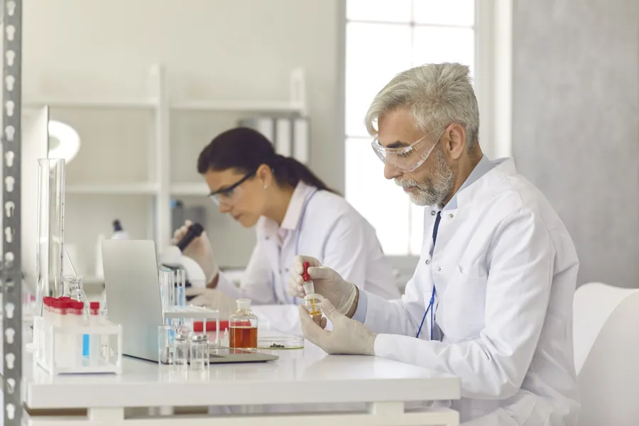 To mennesker i en lab