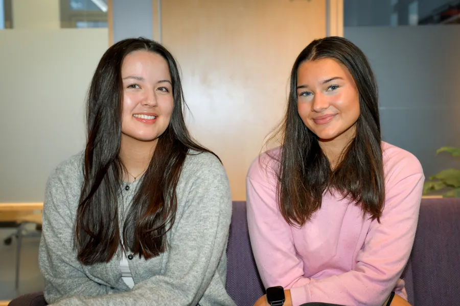 To smilende unge damer