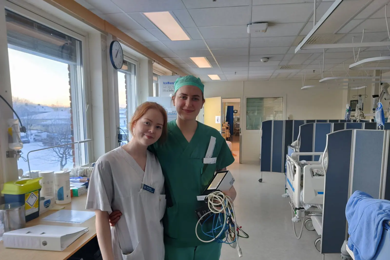 To kvinner med sykepleierklær på et sykehus