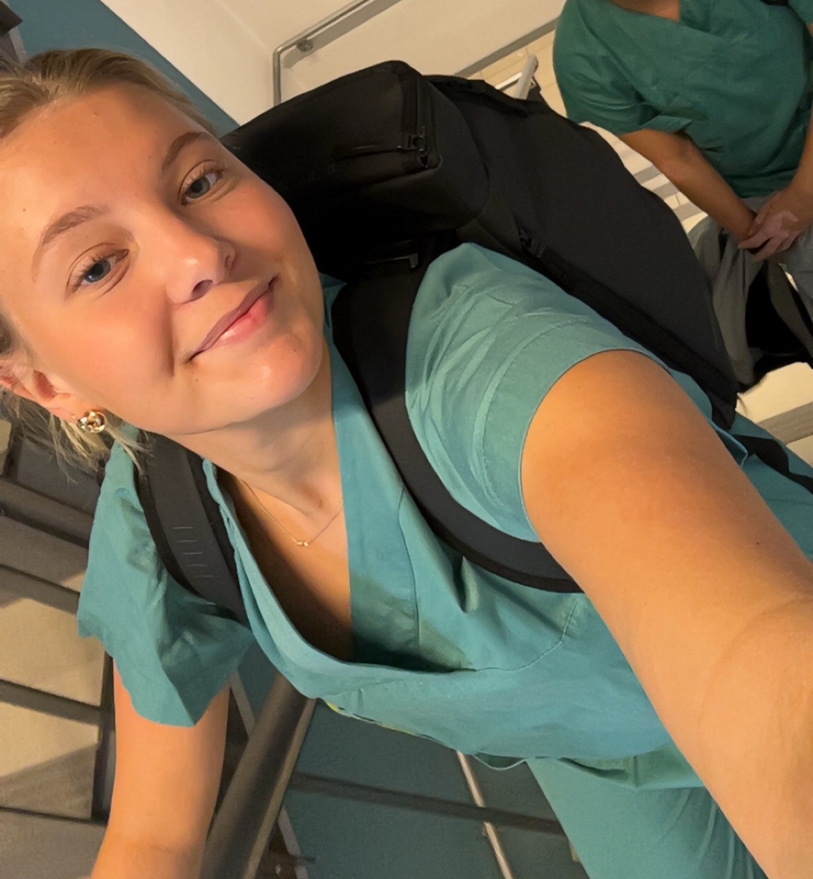 En kvinne som tar en selfie