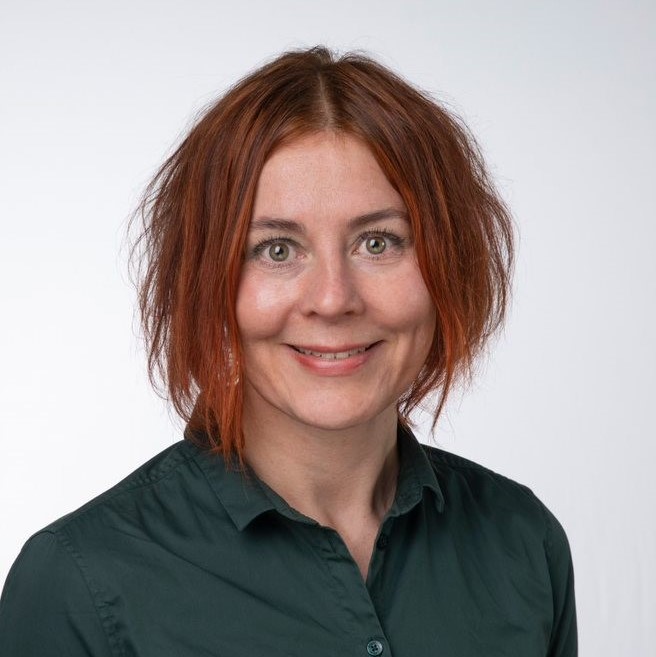 Et nærbilde av en person som smiler