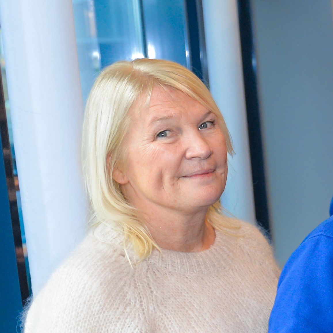 En kvinne med blondt hår