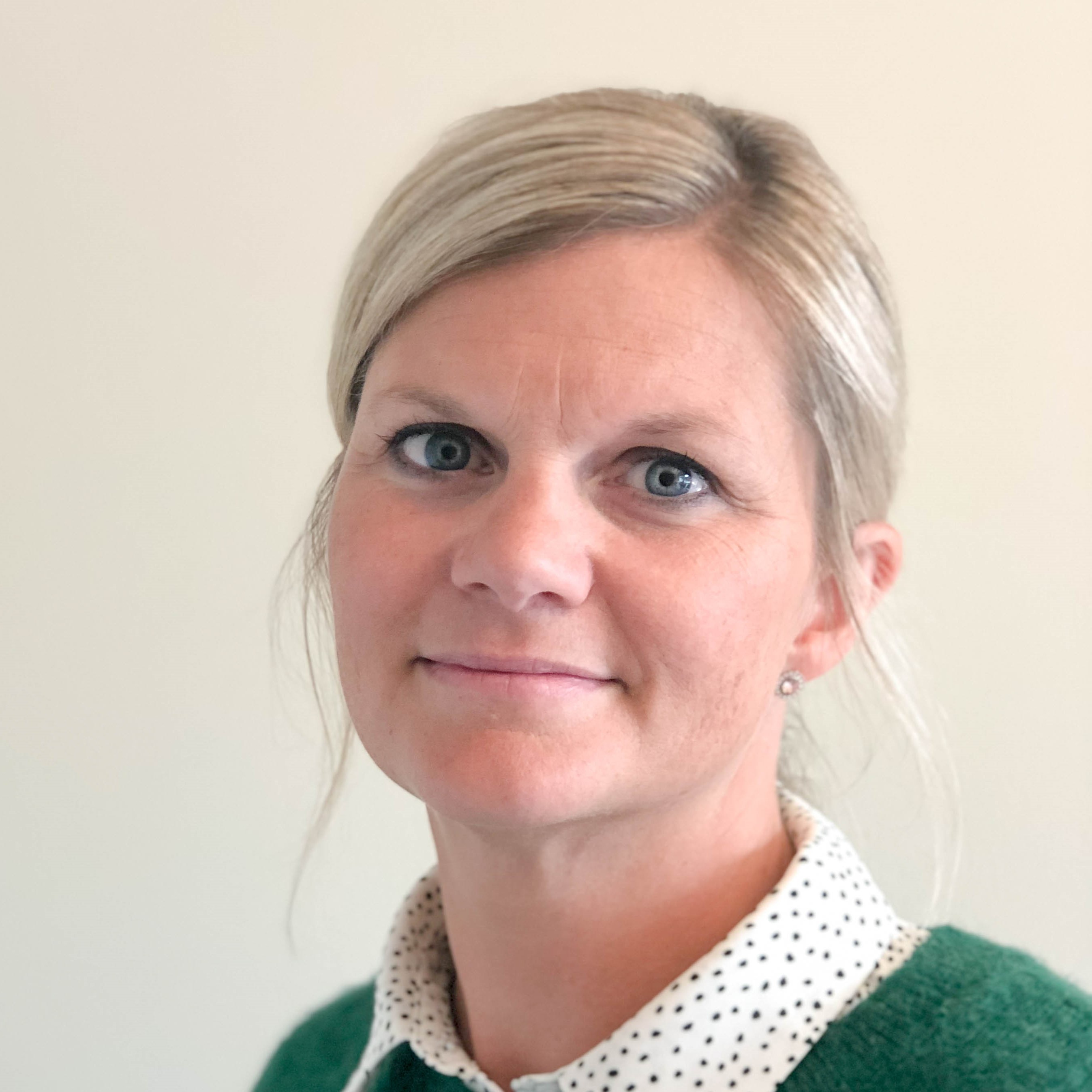 En kvinne med blondt hår