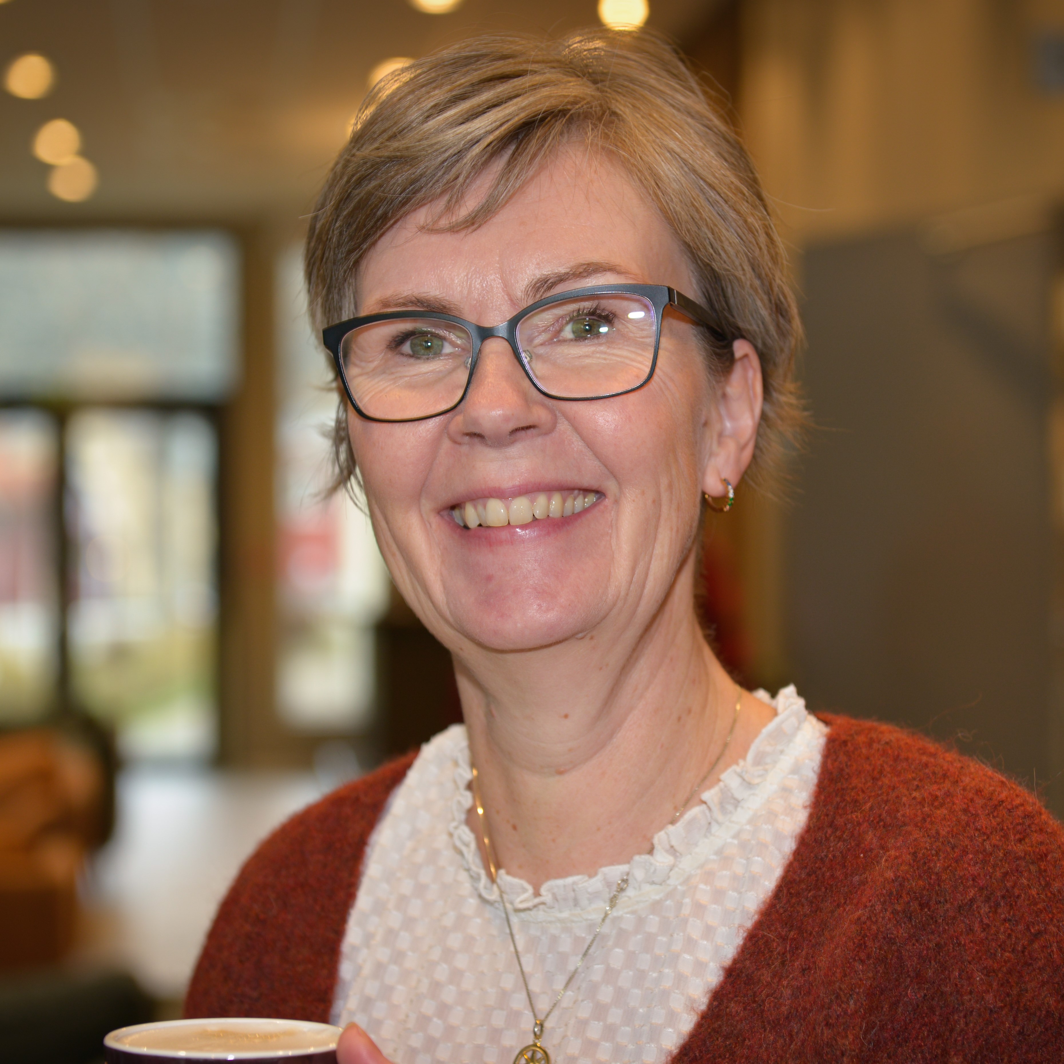 En person som bruker briller