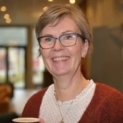 En person som bruker briller