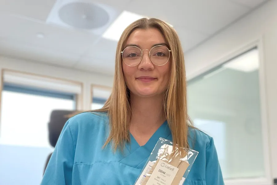 En kvinne med briller