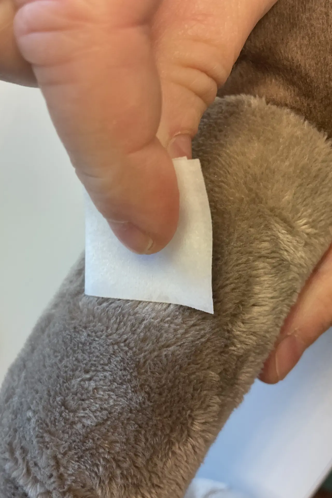 En person desinfiserer et område