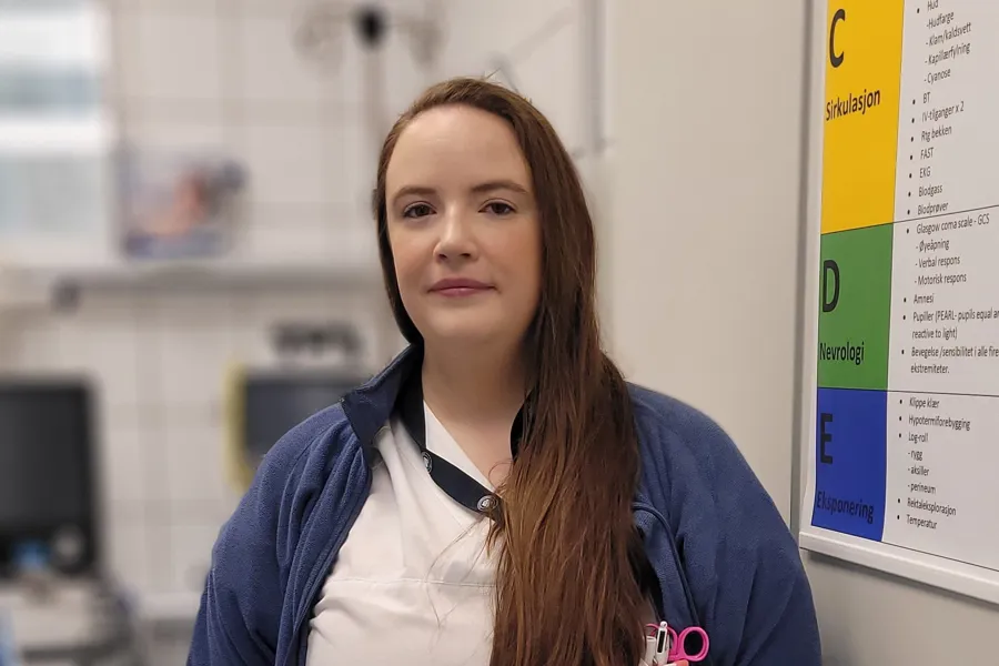 En kvinne i blå jakke