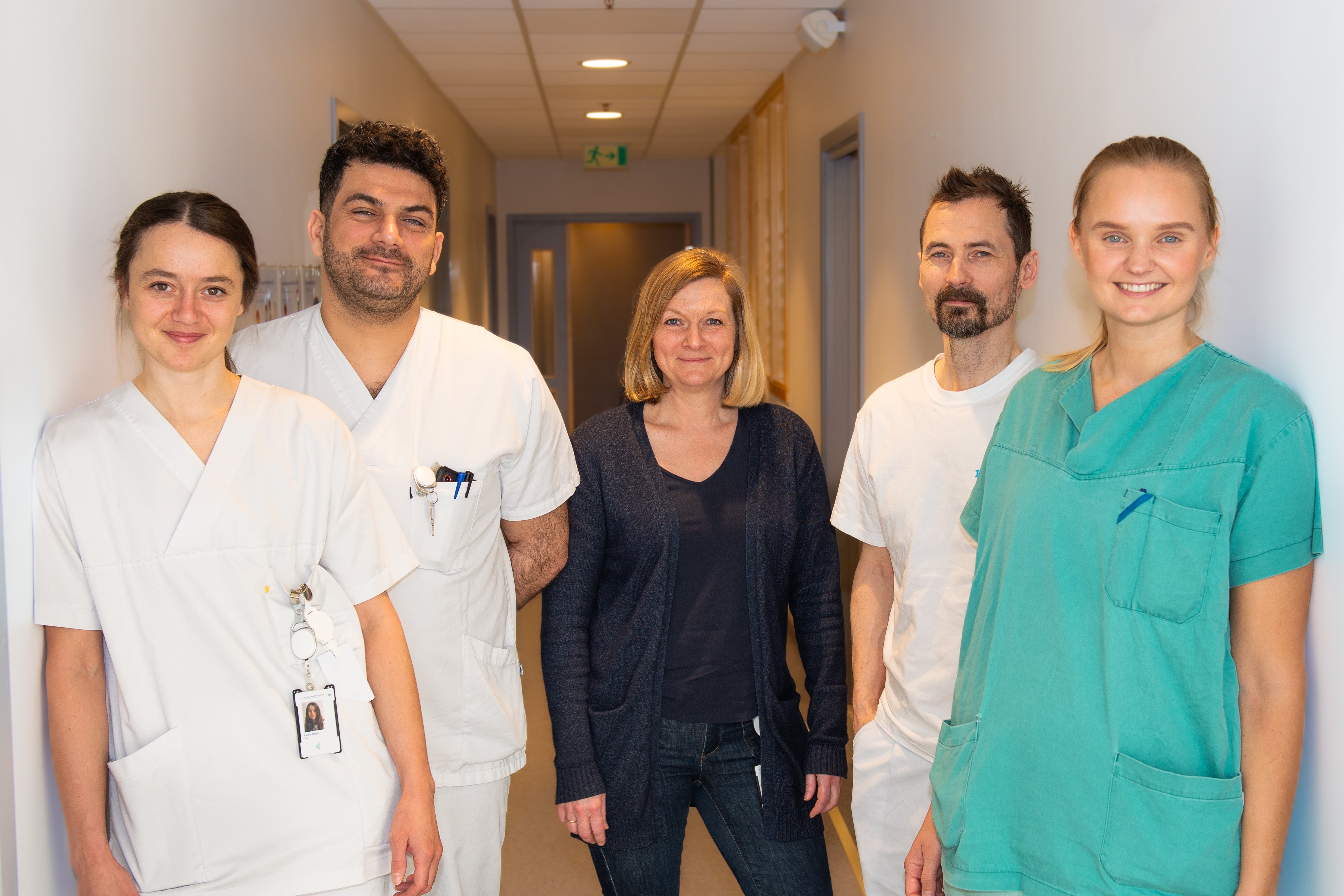 Fem leger og ledere står oppstilt for et bilde