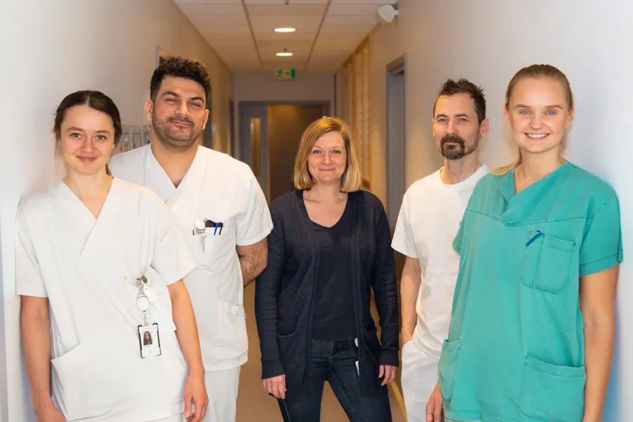 Fem leger og ledere står oppstilt for et bilde