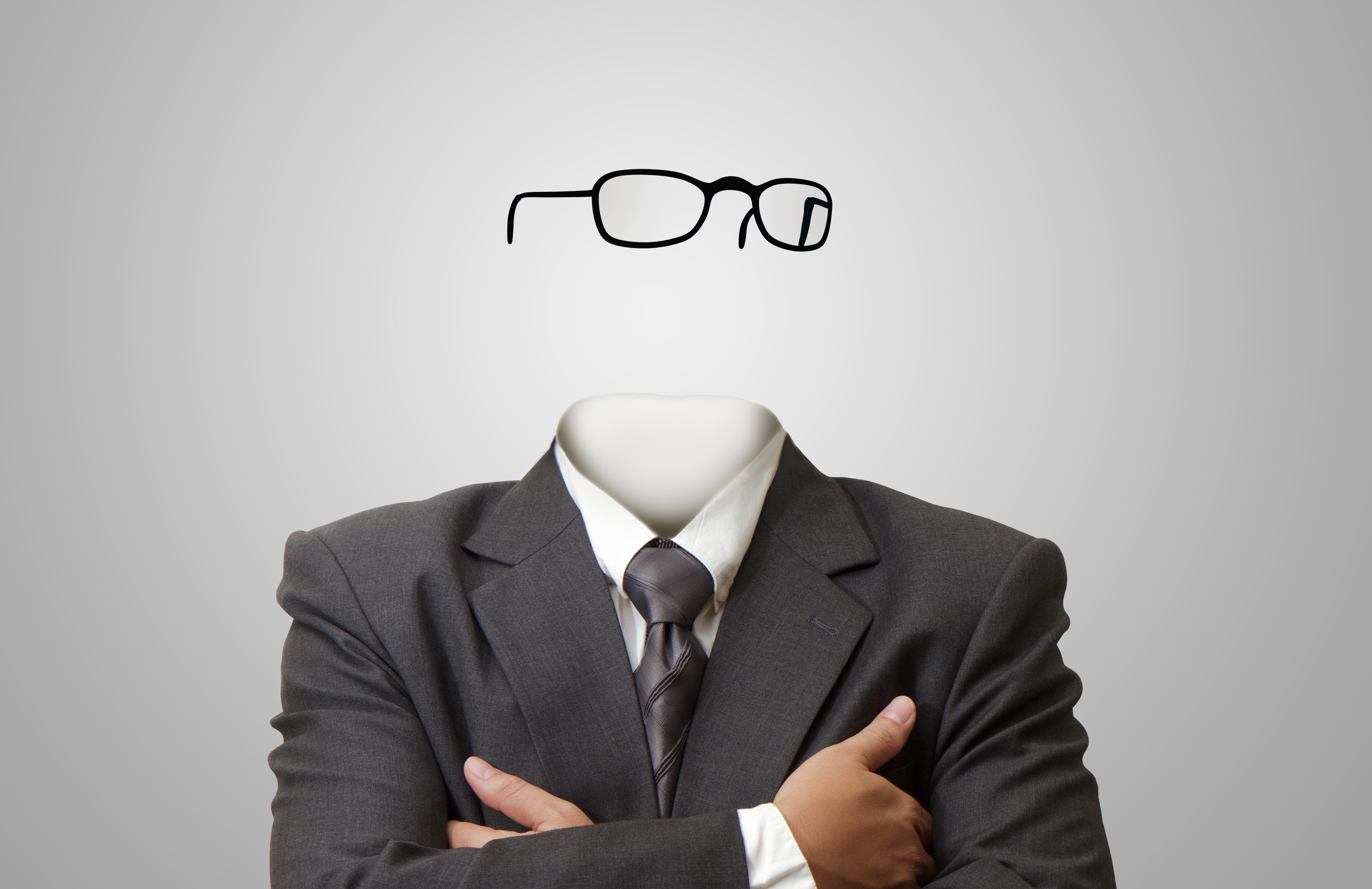 En usynlig mann i dress og slips