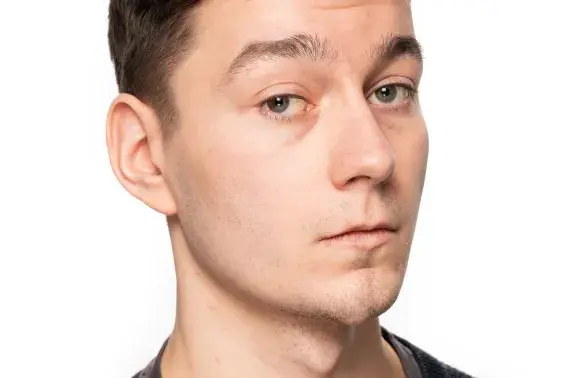 En mann som ser inn i kameraet