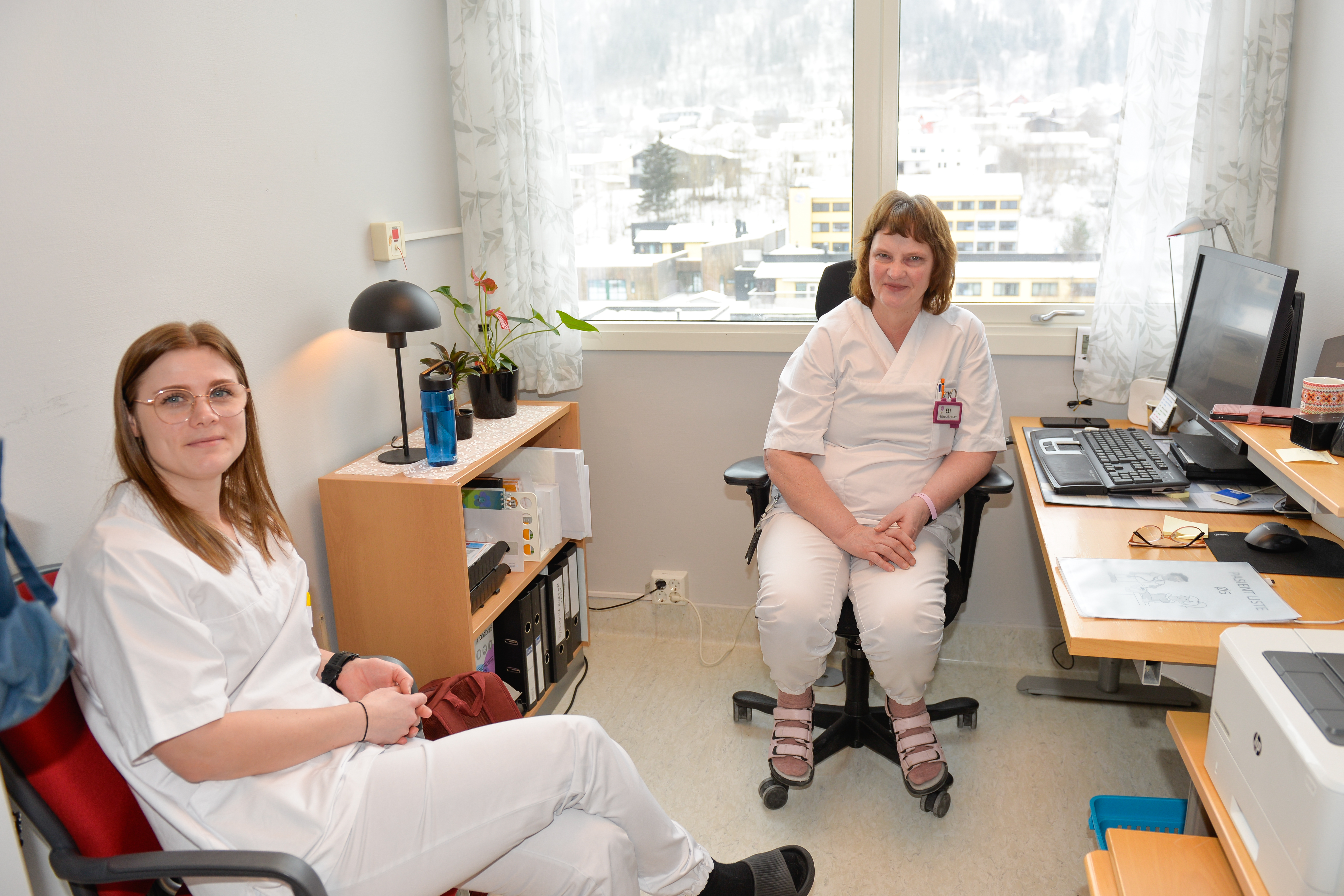 To damer i sykehusklær