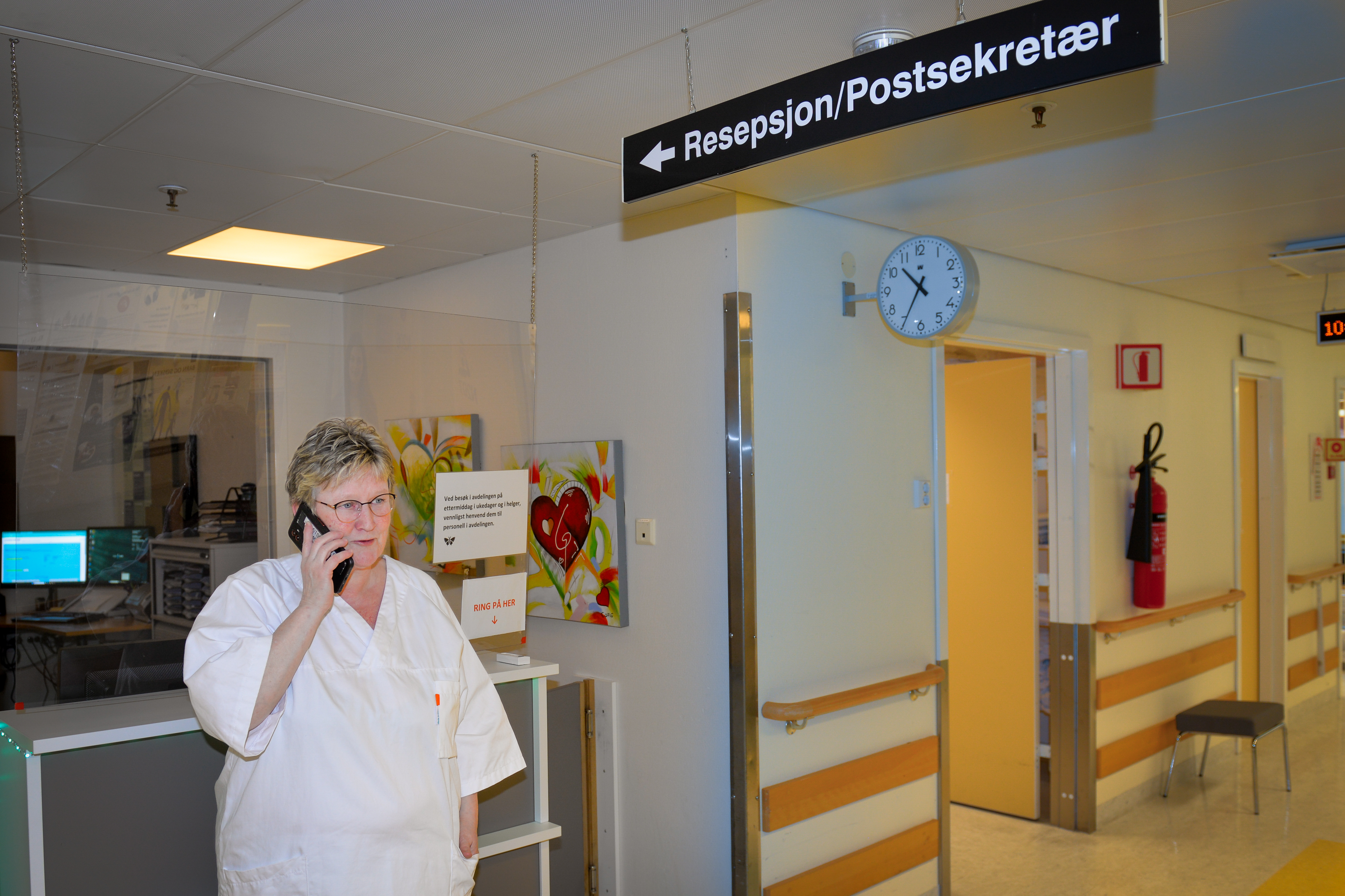 Dame i hvite klær som snakker i telefonen