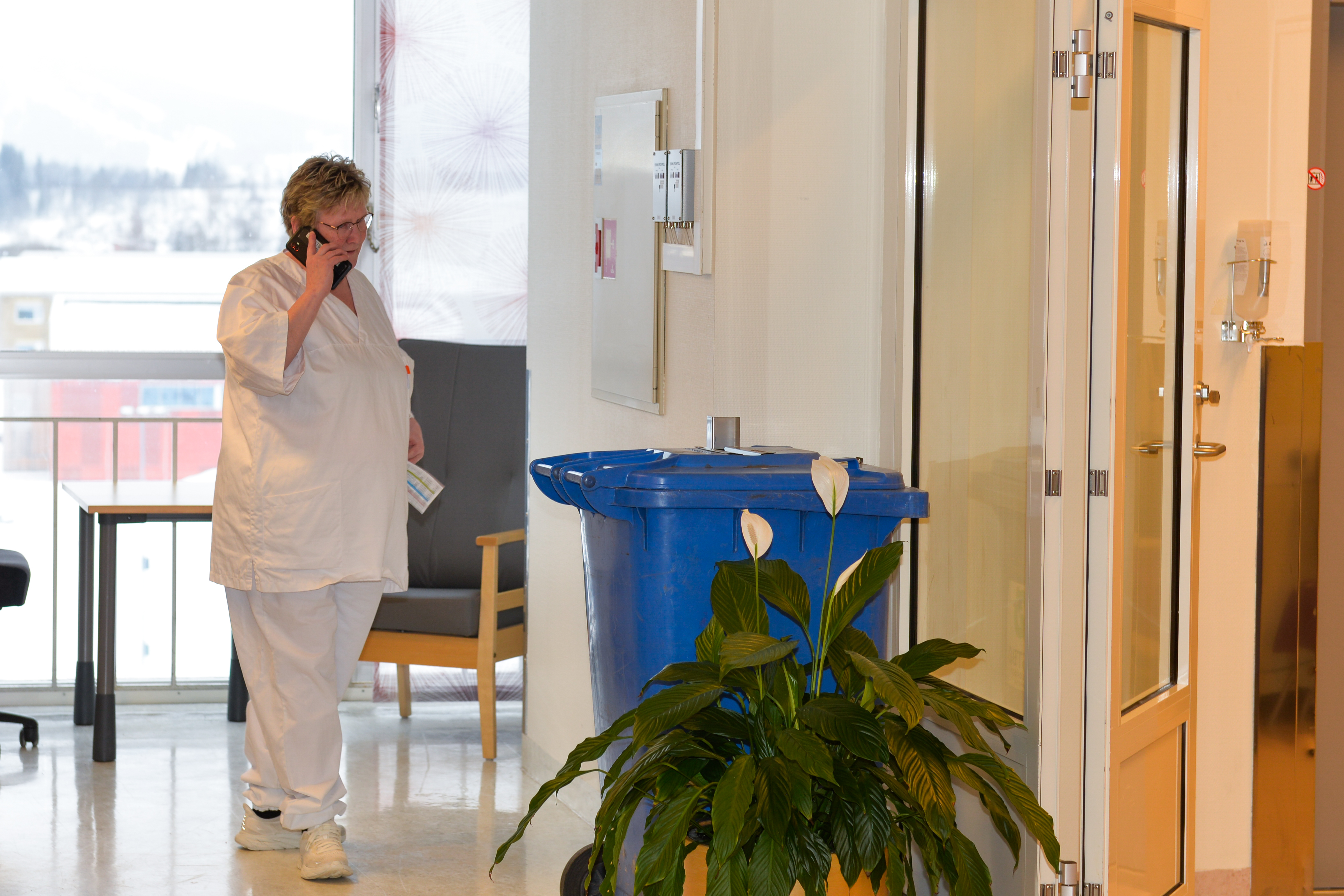 Dame i hvite klær snakker i telefonen