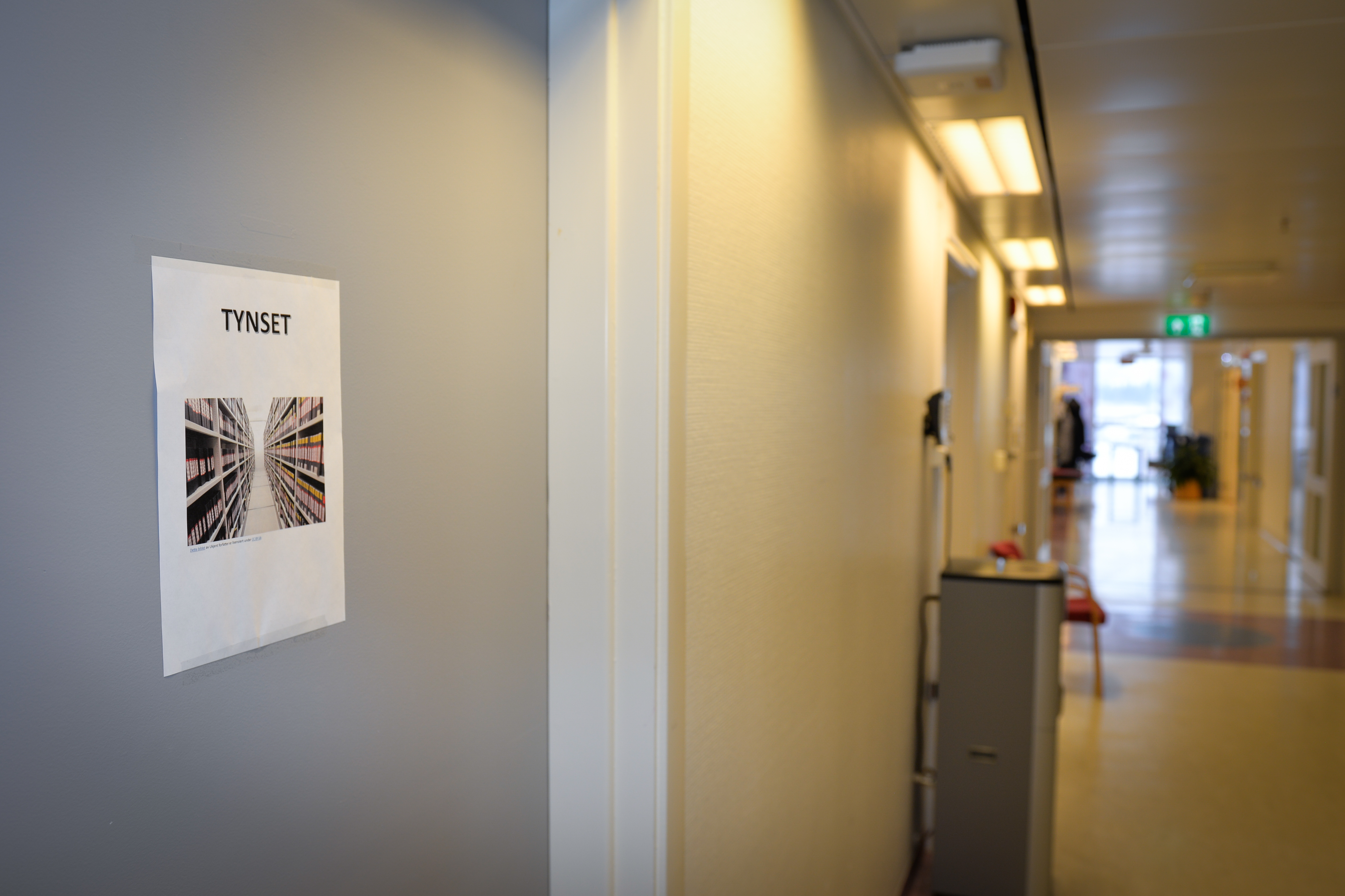 Bilde av et skilt på ei dør, hvor det står "Tynset"