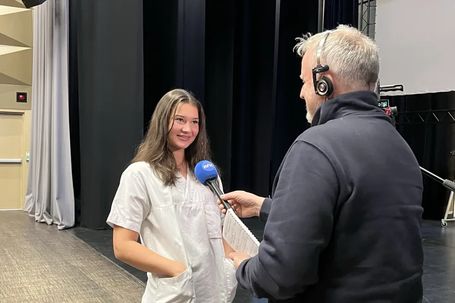 En mann som intervjuer en kvinne