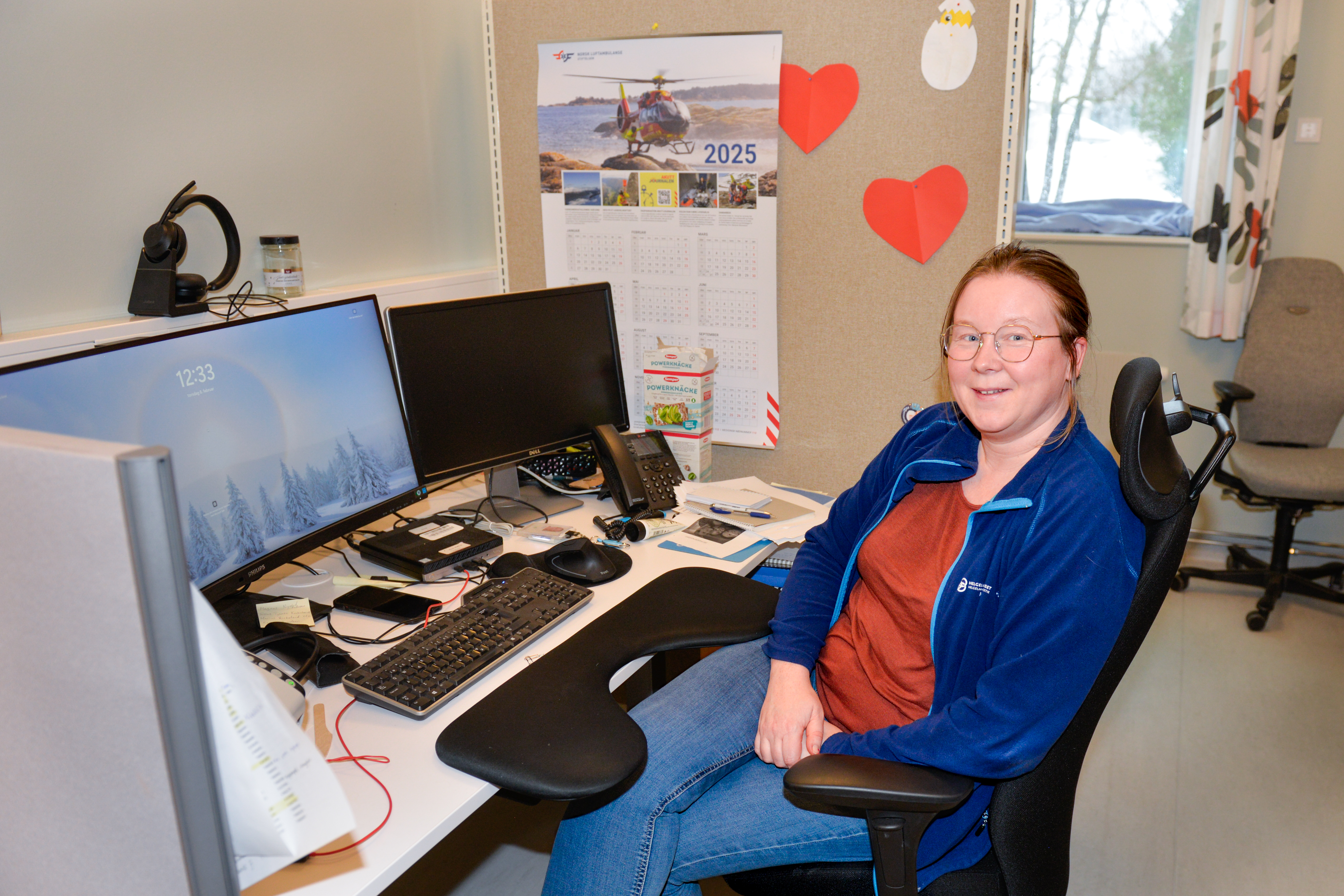 Ei dame sitter på et kontor