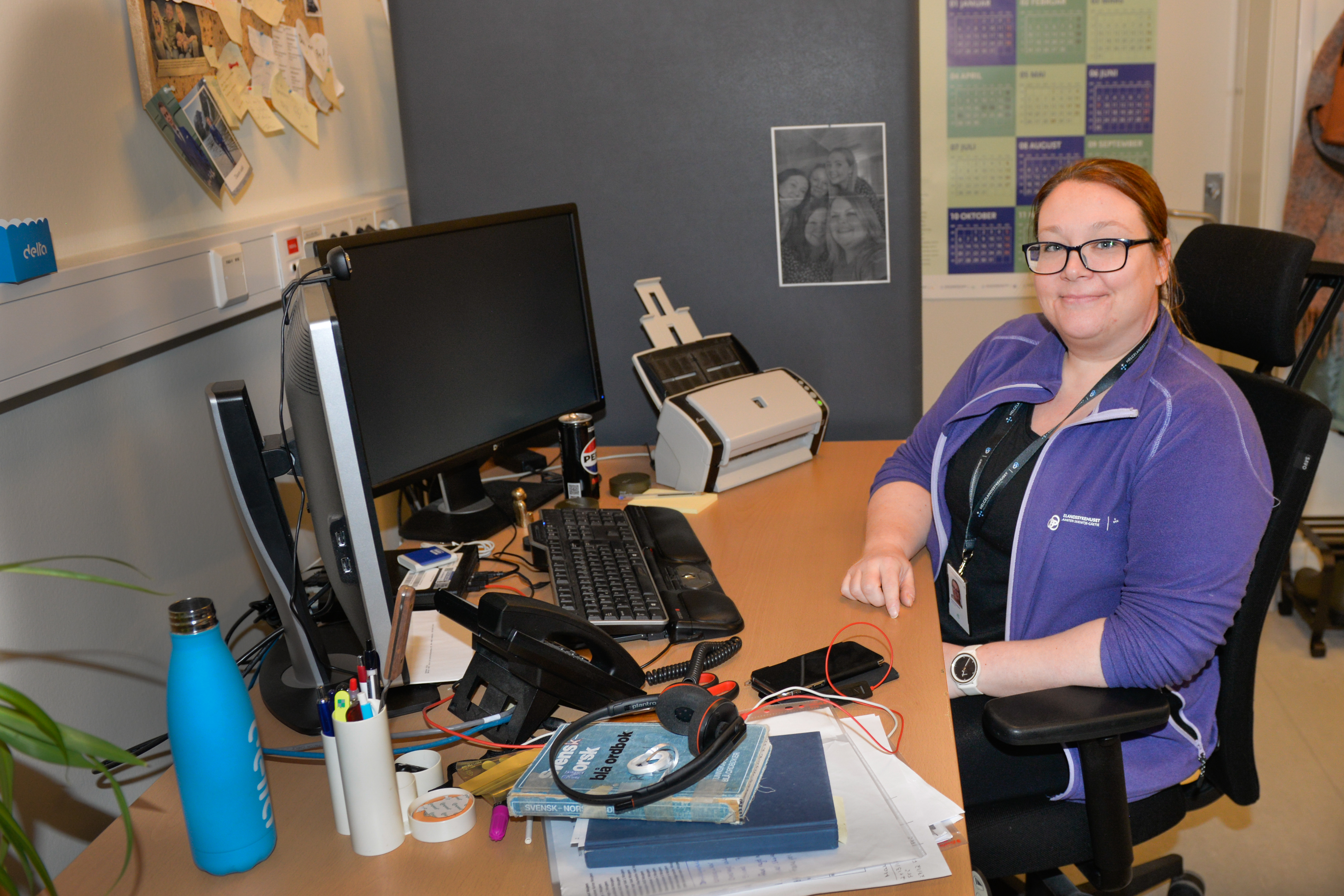 Ei dame sitter på et kontor